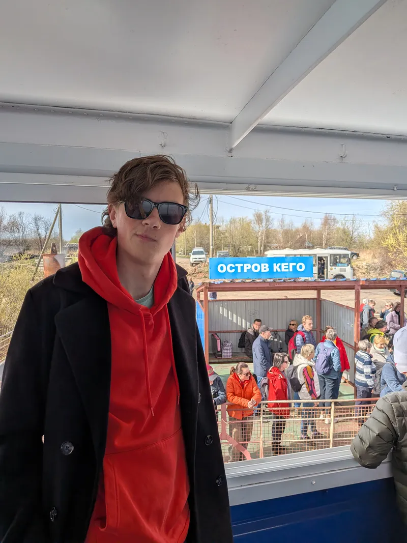 Коля на палубе теплохода