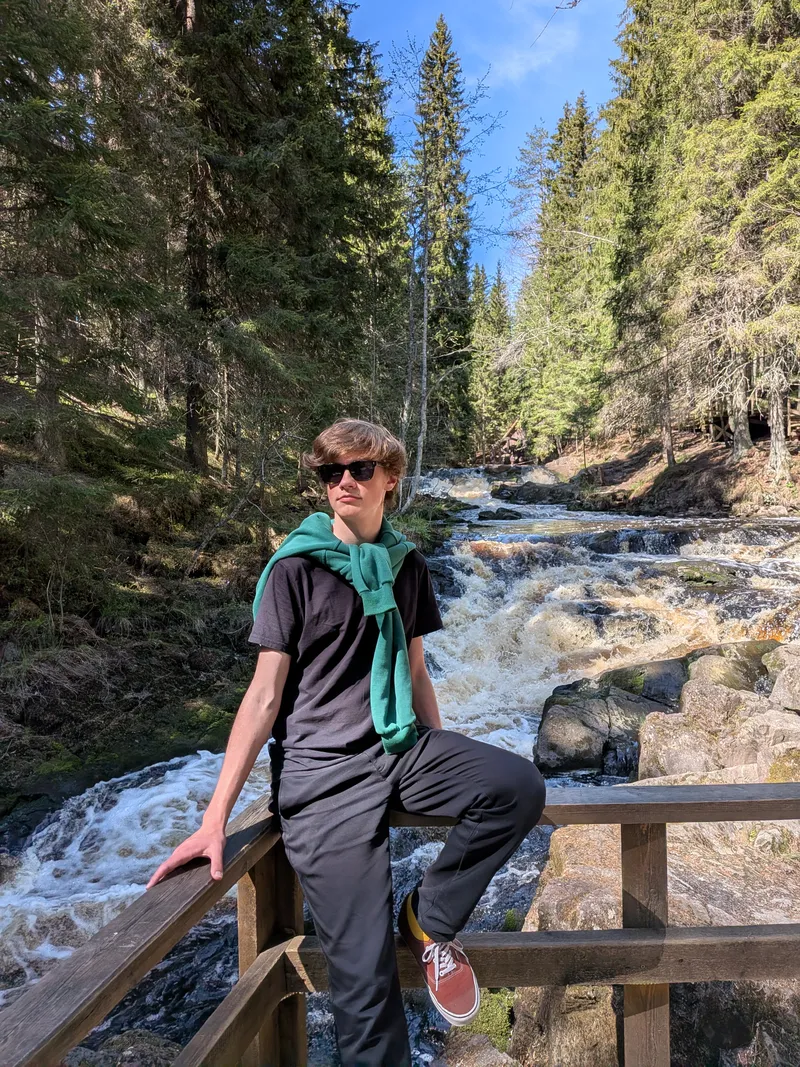 Коля у водопада в лесу