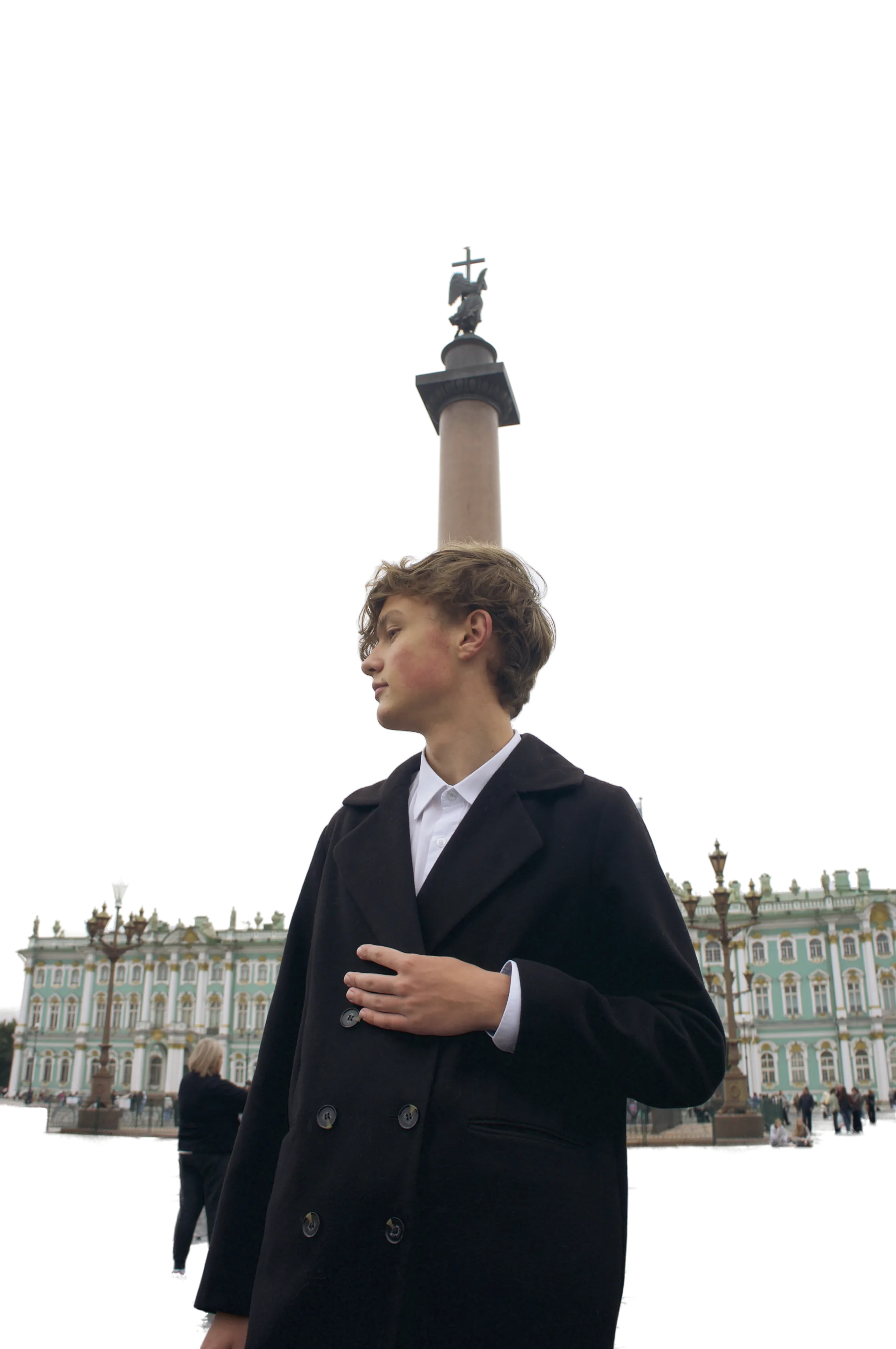 Коля на Дворцовой площади в Петербурге